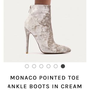 Heeled booties in cream velevet SIZE 6